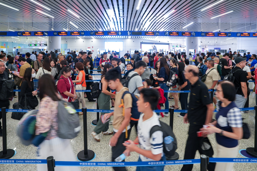 近期,广州白云机场口岸出入境客流一直保持高位运行态势,白云边检站预计,端午假期期间,口岸日均客流量约为5.2万人次,同比增长15%