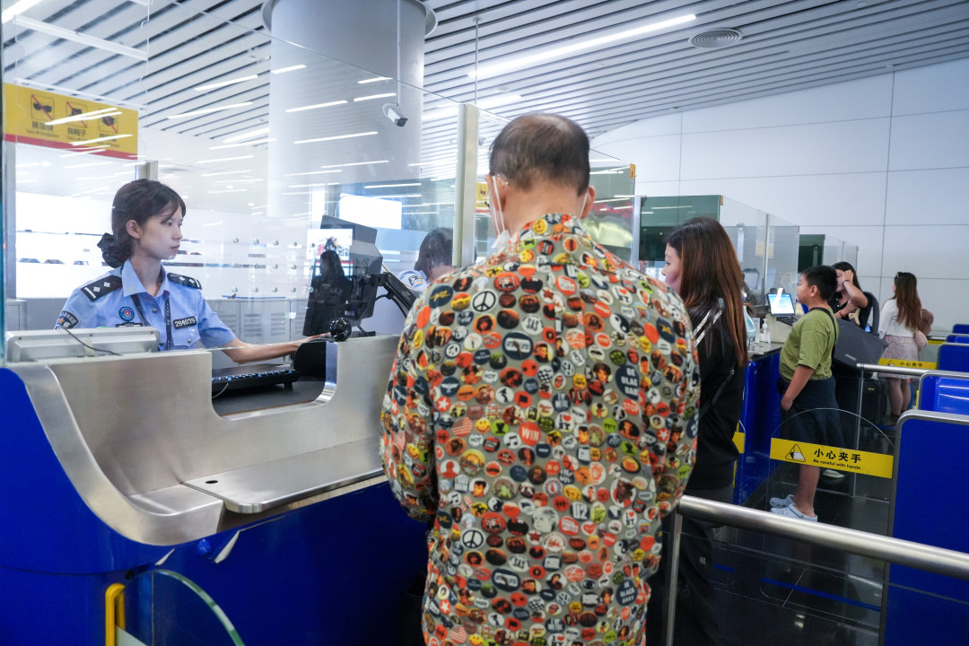 白云边检站移民管理警察为旅客高效办理出入境通关手续