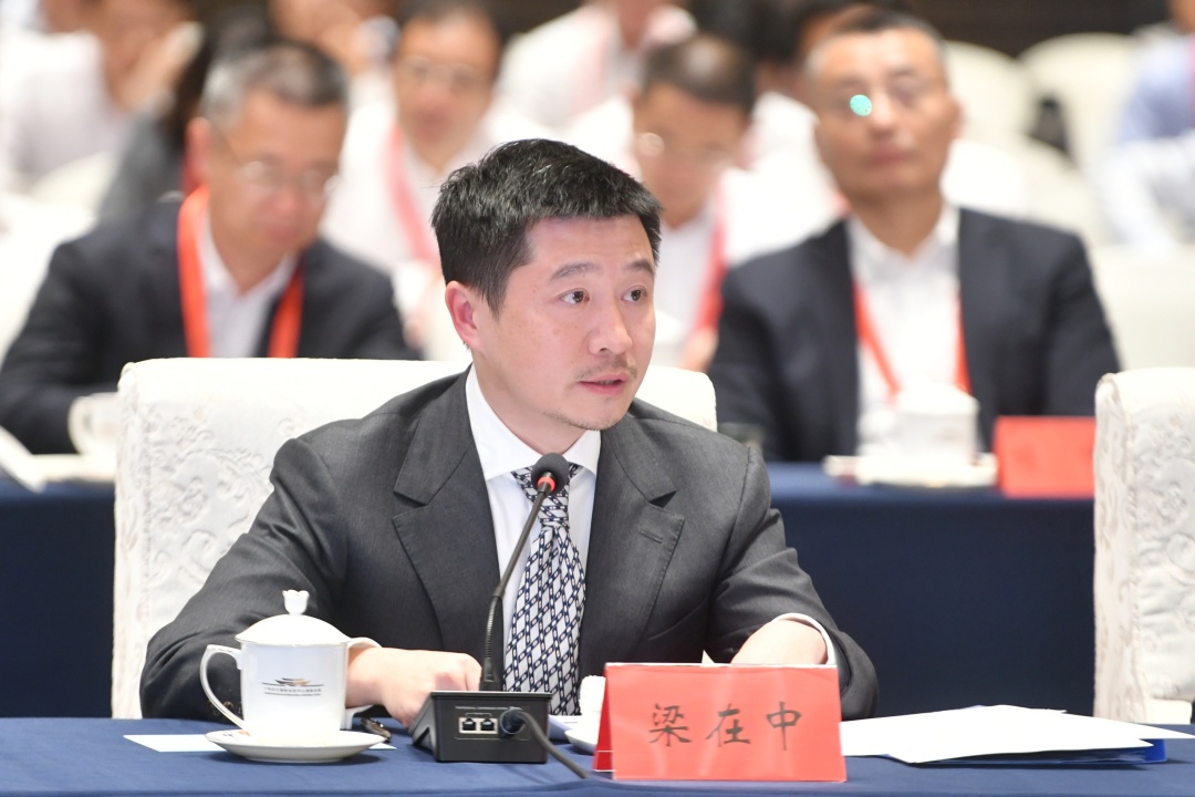 图为梁在中。