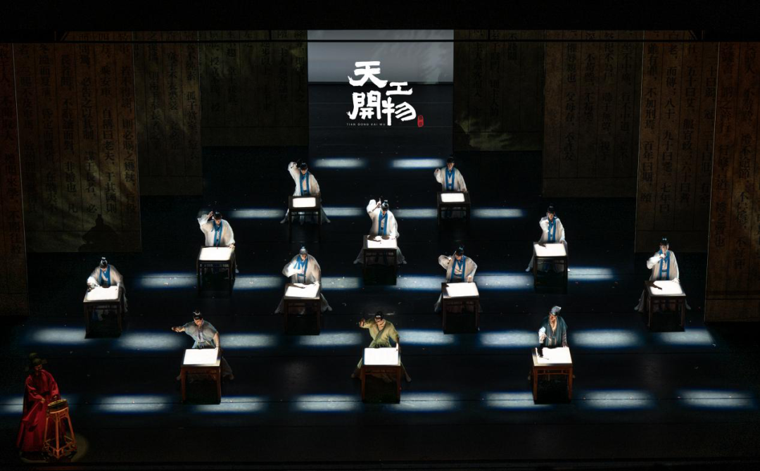 2026年6月19日至20日,端午佳节,现象级舞剧《天工开物》将第四次登陆广州白云国际会议中心世纪大会堂。该剧由江西文演集团、北京舞蹈学院出品,陆川执导,自2024年7月巡演以来已走过43座城市、完成196场演出,综合上座率超95%,全网曝光量突破10亿。
正式演出前,6月17日18:00,该剧将在广州设计之都·设计殿堂外广场举办快闪活动。剧中高质感国风舞蹈走出剧场,观众无需购票即可沉浸式感受