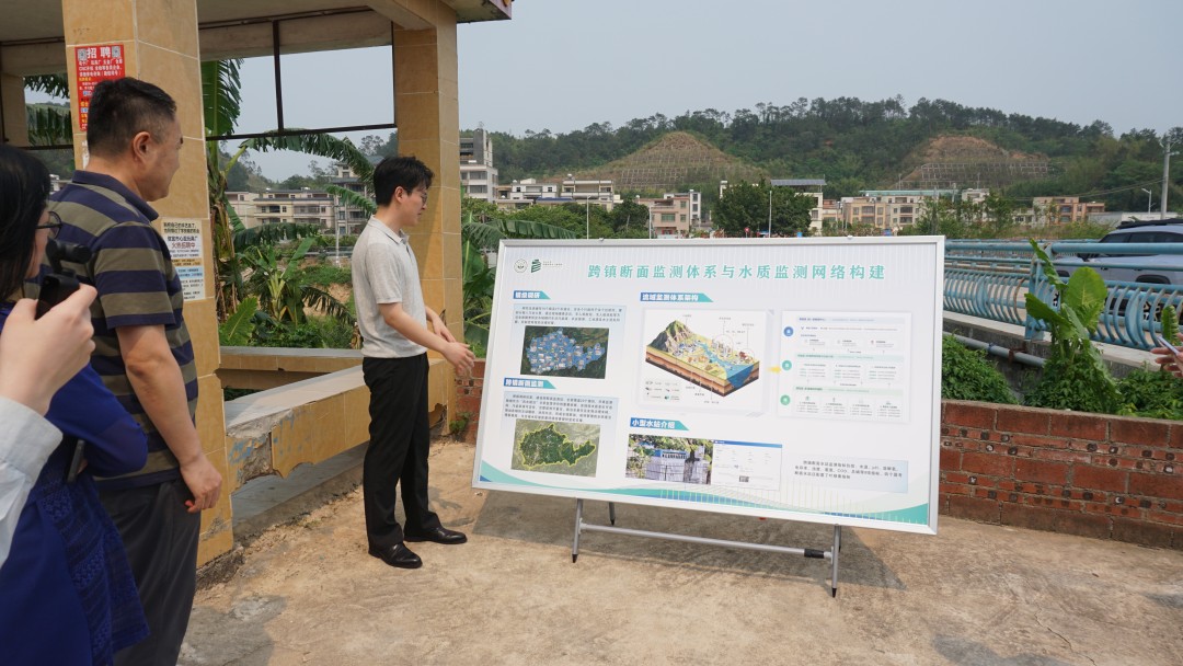 张心阳向鉴定专家实地讲解和展示实践成果
