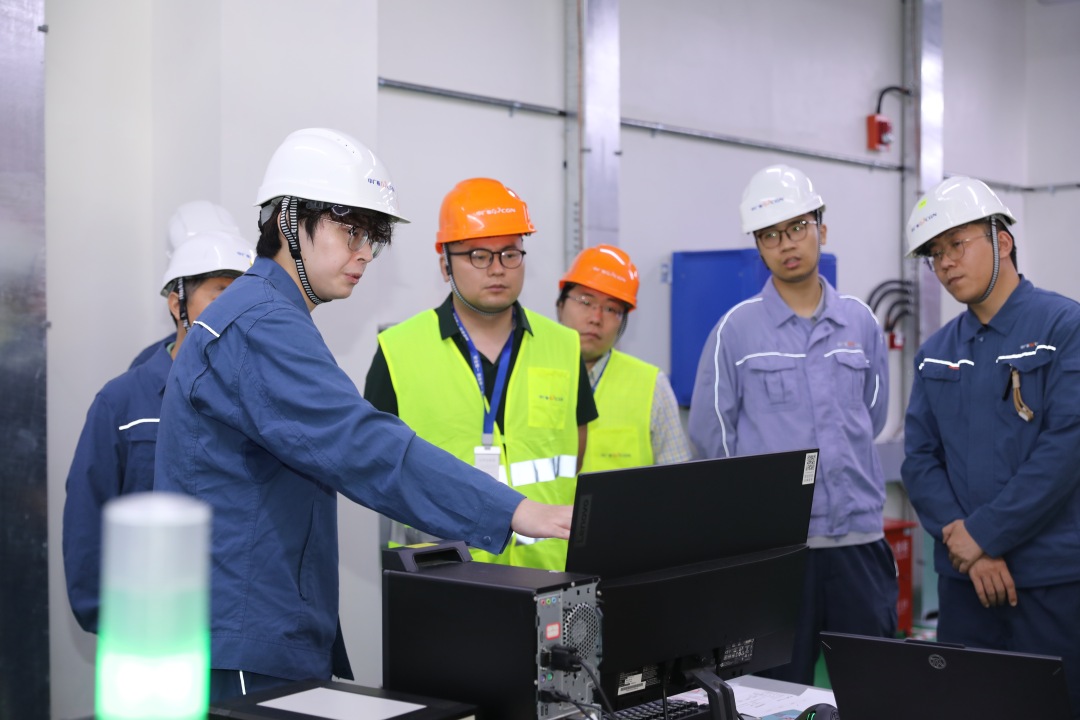 张耀扬演示实践成果装置