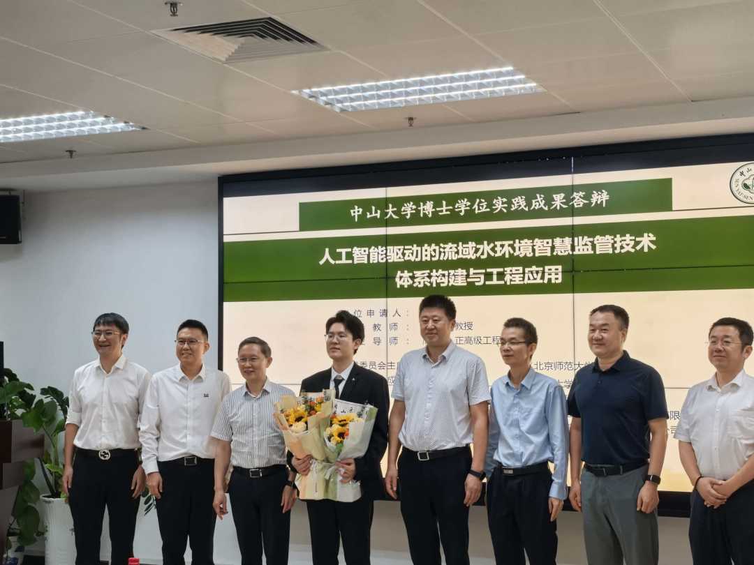 2026年5月12日,中山大学环境科学与工程学院举行实践成果申请学位答辩会,余刚院士(左三)担任答辩主席,张心阳(左四)顺利通过答辩。