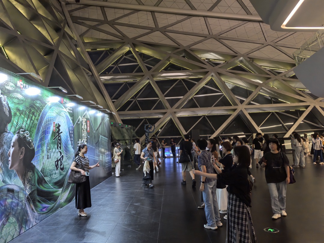 观众前往广州大剧院观看《青蛇》。信息时报记者 黄丽霞摄