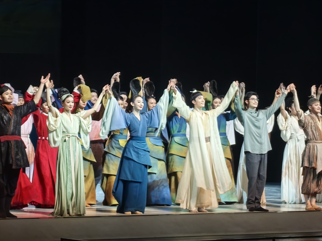 5月24日,舞蹈诗剧《只此青绿》在白云国际会议中心演出。信息时报记者 黄丽霞摄