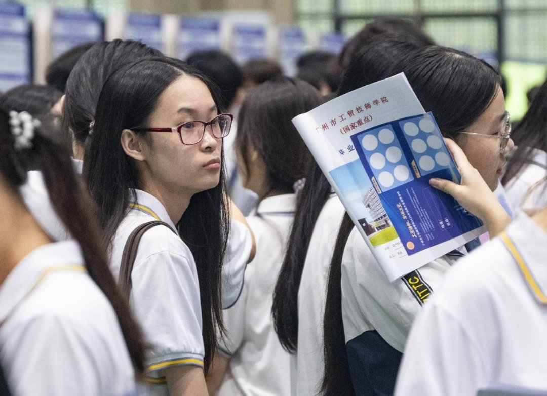 学子们手持简历穿梭于各展位间