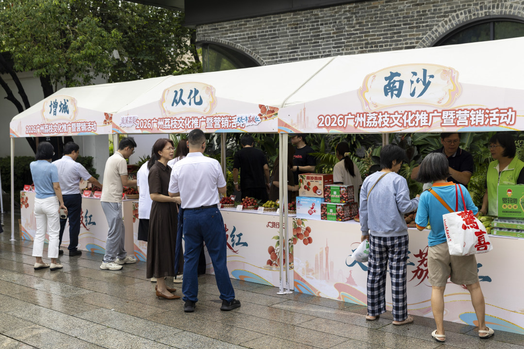 市民现场选购荔枝。