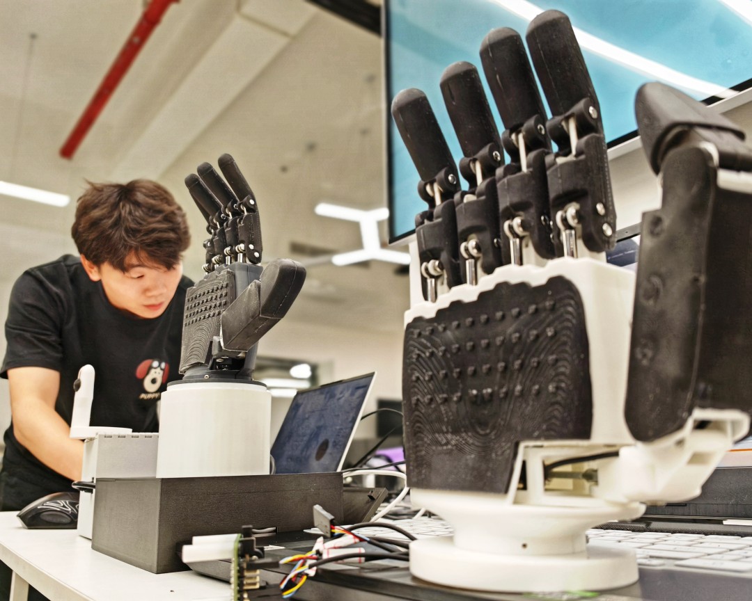 华南理工大学吴贤铭智能工程学院研发的多个新型灵巧手,不仅“刚柔并济”,还利用自研的低成本高灵敏度三维力触觉传感器,让灵巧手的制造成本大幅降低。