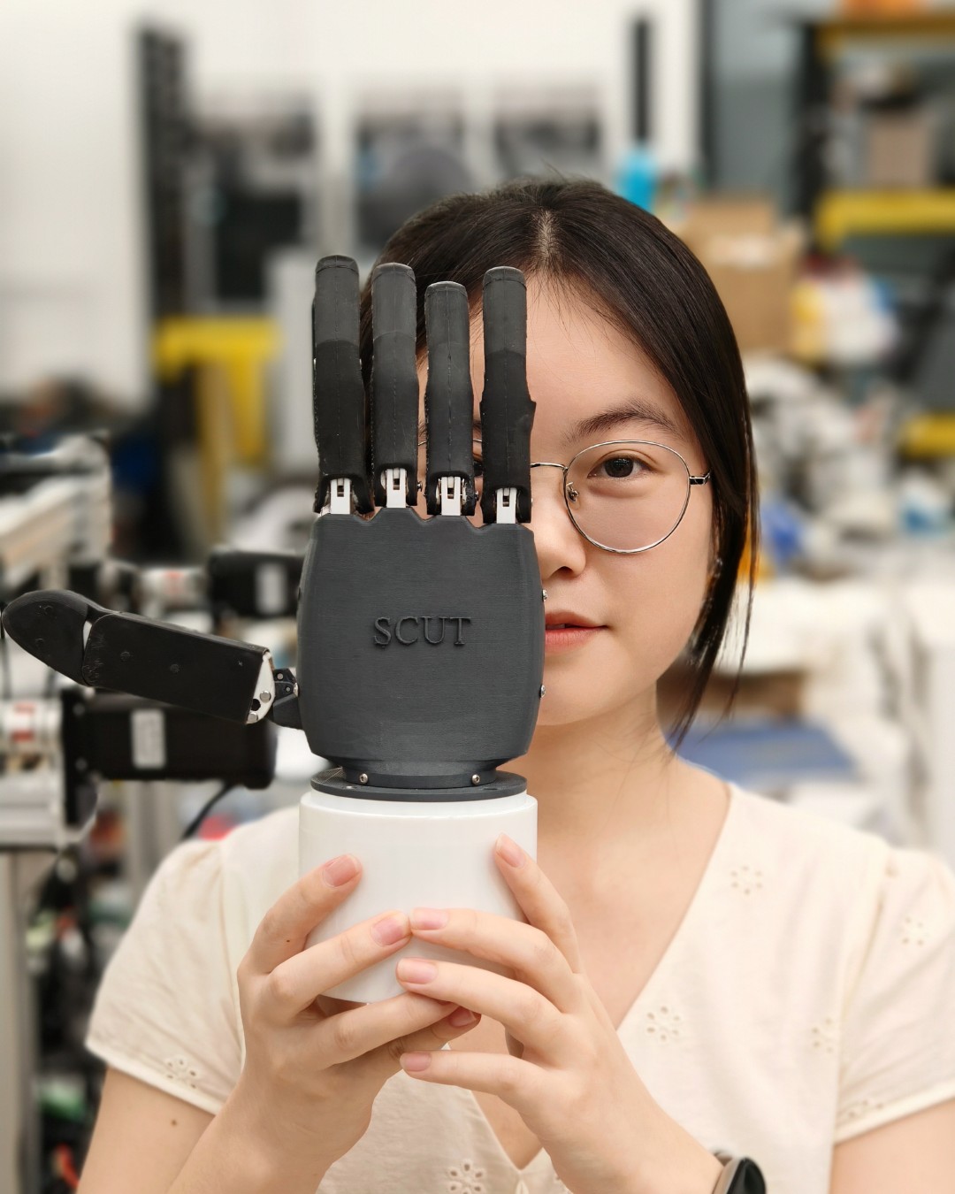 华南理工大学吴贤铭智能工程学院研发的多个新型灵巧手,不仅“刚柔并济”,还利用自研的低成本高灵敏度三维力触觉传感器,让灵巧手的制造成本大幅降低。