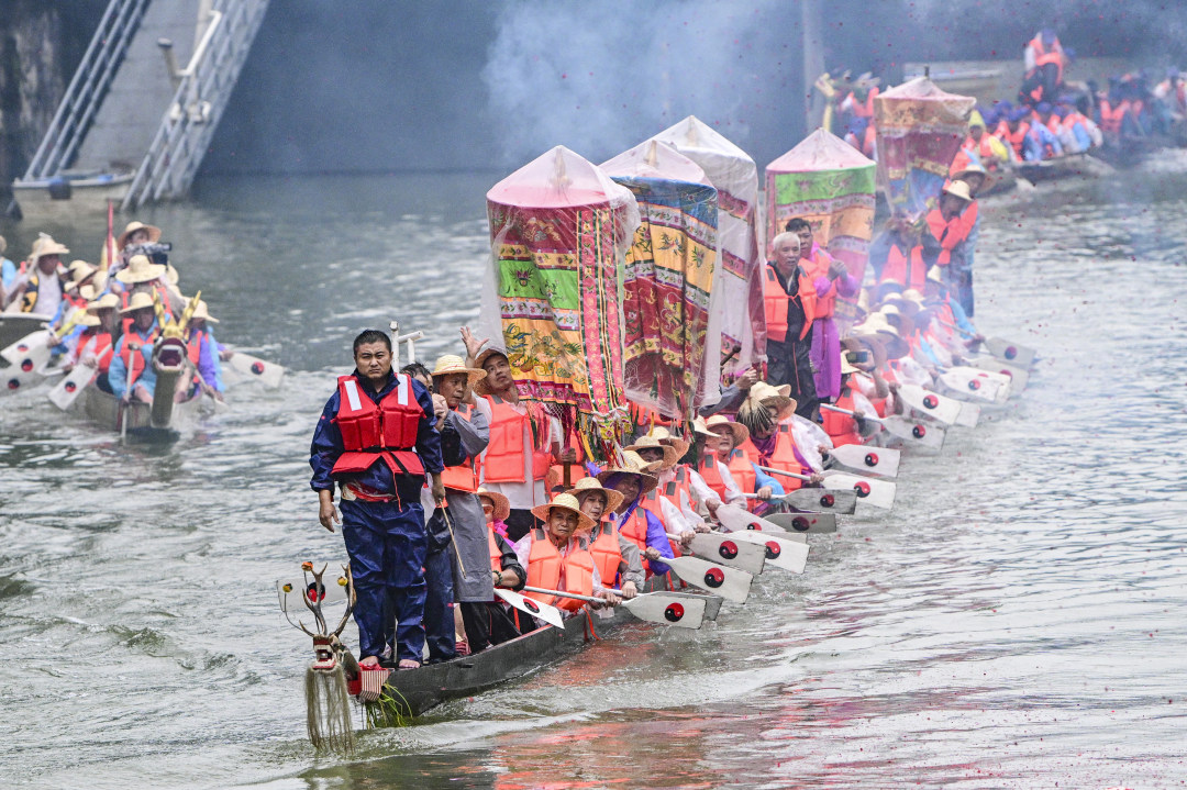 盐步老龙经过水闸进入荔枝湾涌,来自坑口、葵蓬、植村、石井、坦尾等村社的探亲龙船也一同前来泮塘“趁景”。图/广州日报新花城记者:廖雪明