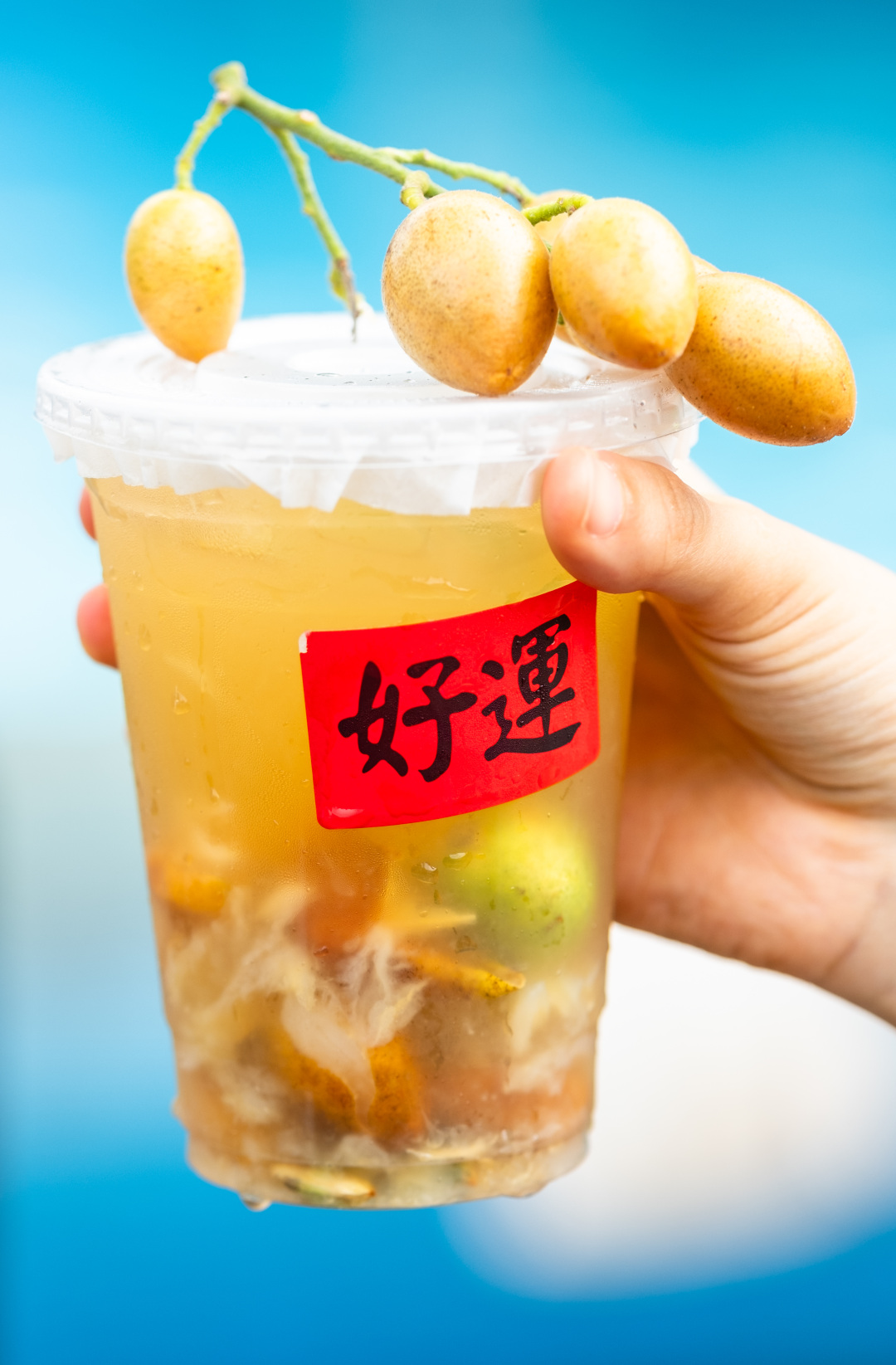 用了沙田香水柠檬加鸡心黄皮调制出来的海盐黄皮柠檬茶。