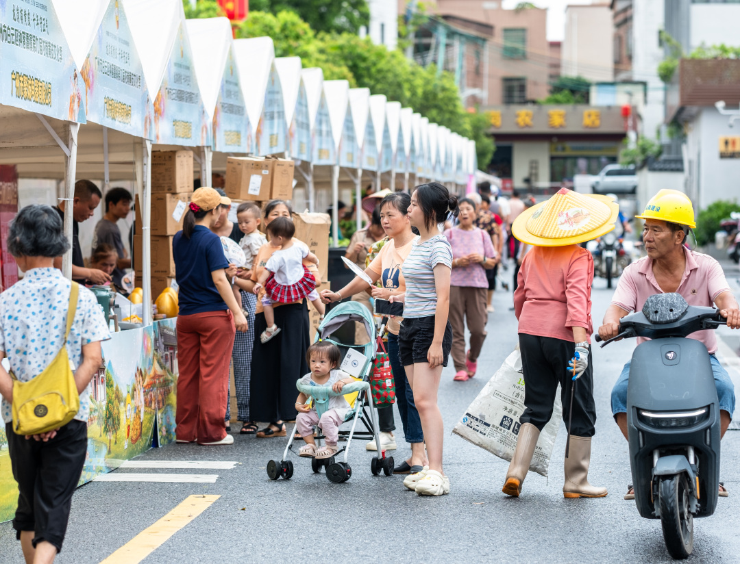 黄皮墟市上,30多个摊位集中展示了本地名优农产品和特产。