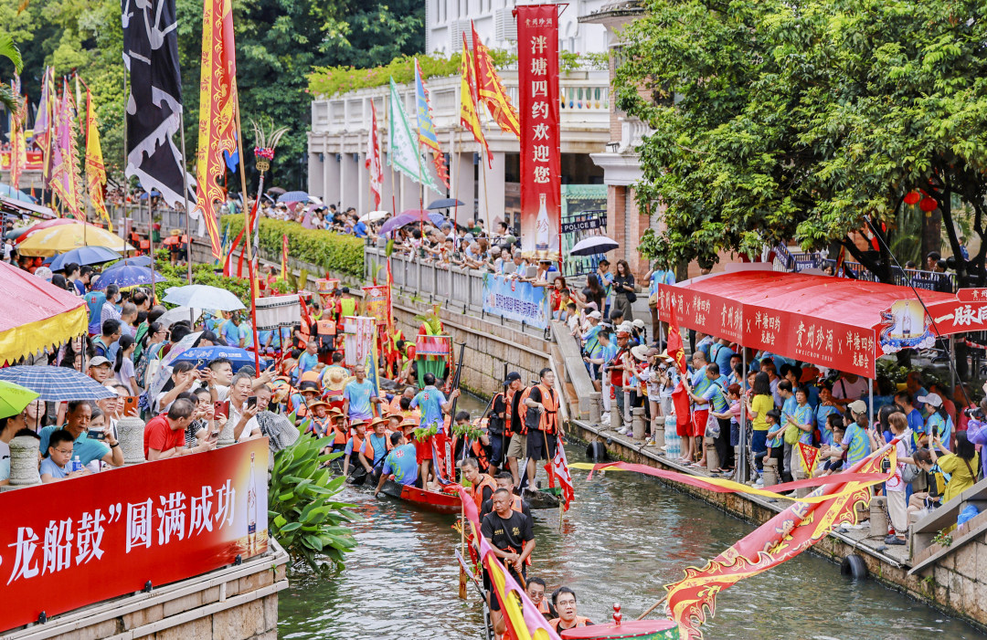 荔湾泮塘龙船景吸引了大批市民游客前来参与这一民俗盛会。图/广州日报新花城记者:廖雪明 通讯员: 荔宣