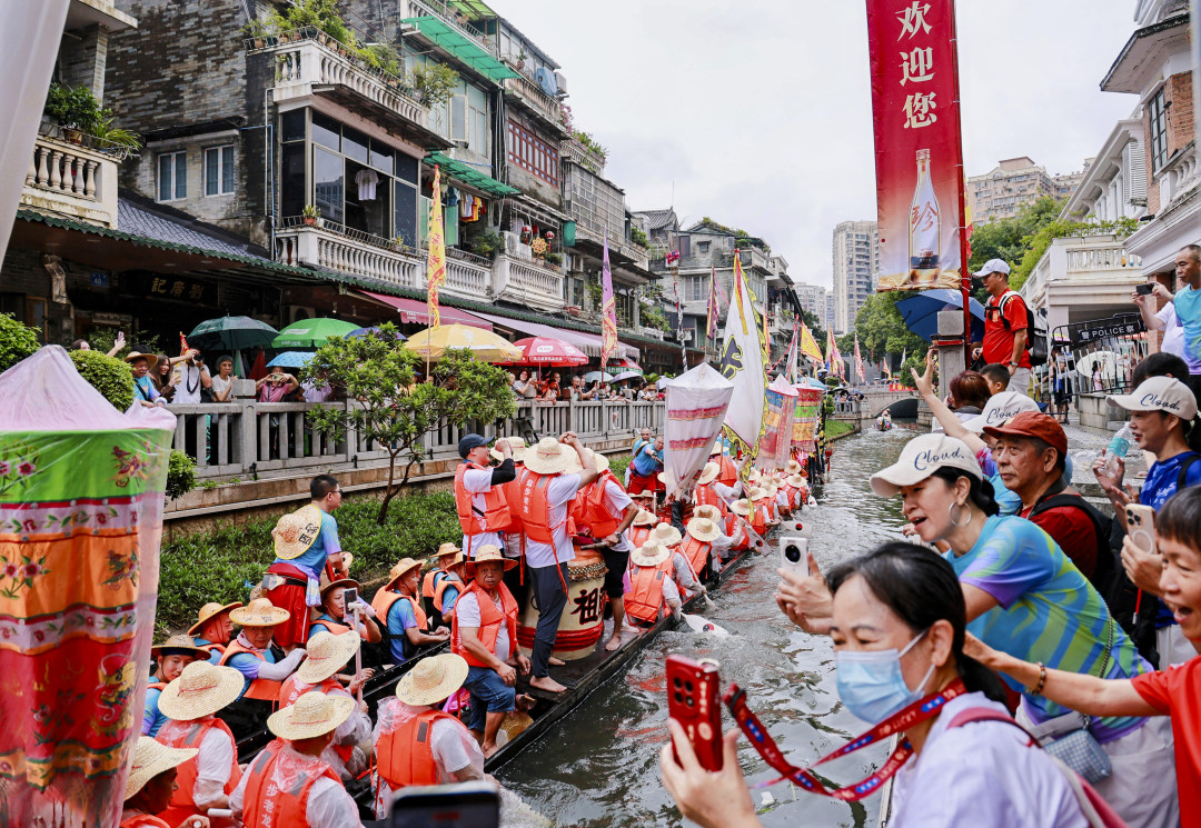 端午节的荔枝湾涌热闹非凡,市民游客大呼过瘾。图/广州日报新花城记者:廖雪明 通讯员: 荔宣
