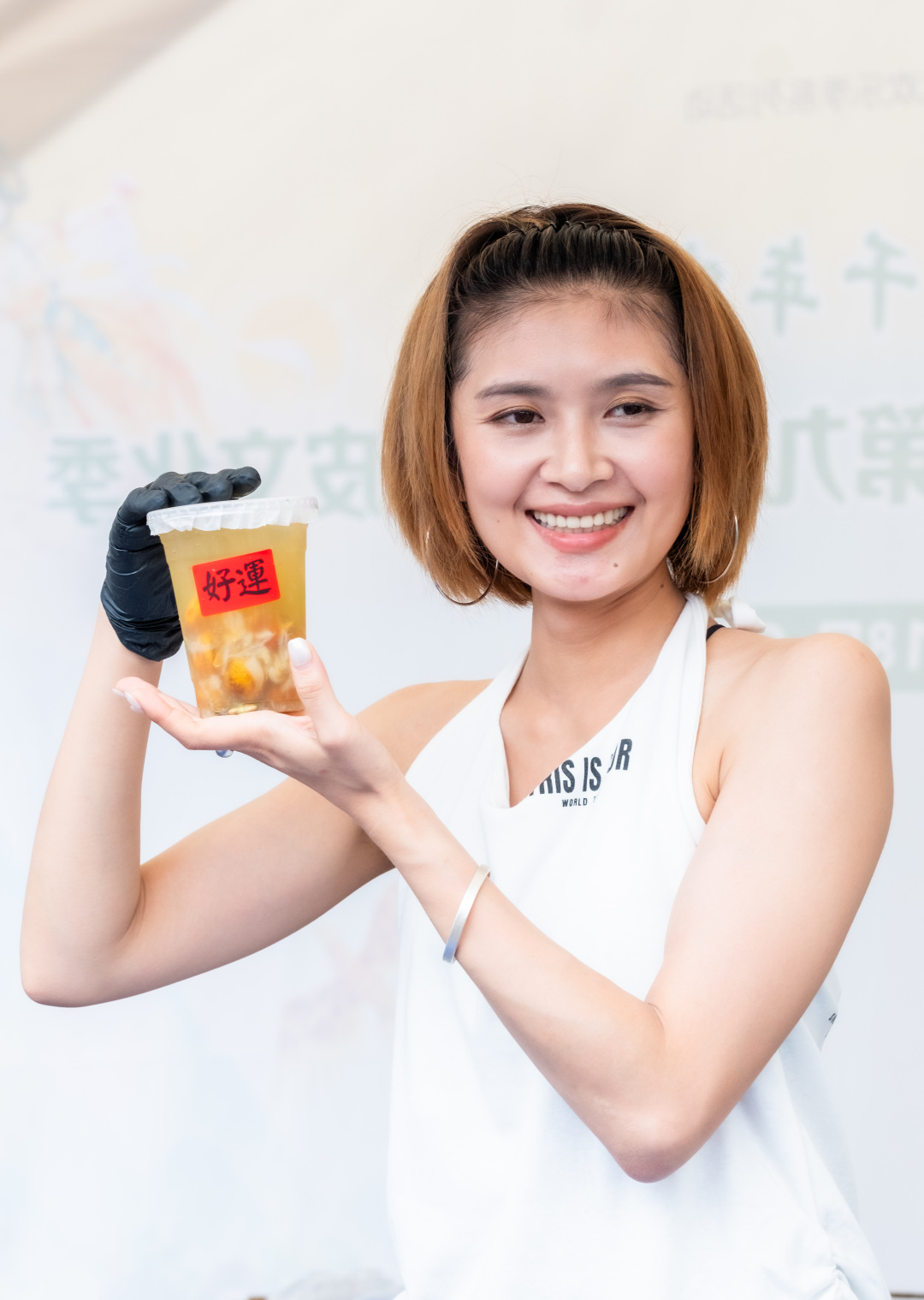 “这杯特调用了沙田香水柠檬加鸡心黄皮调制出来的海盐黄皮柠檬茶,消滞解暑,生津解渴……”果度农场柒·咖啡、月临居咖啡、窖靖咖啡等本土特色咖啡主理人纷纷发挥创意,专门研发钟落潭限定特调饮品,让游客沉浸式体验咖啡与本土农产品的跨界融合乐趣。