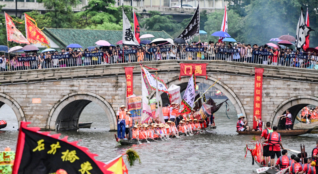 荔湾泮塘龙船景吸引了大批市民游客前来参与这一民俗盛会。图/广州日报新花城记者:廖雪明