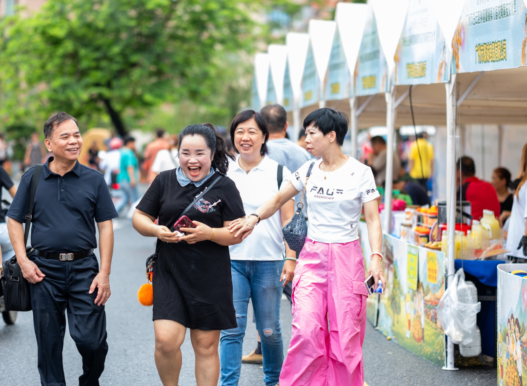 黄皮墟市上,30多个摊位集中展示了本地名优农产品和特产。