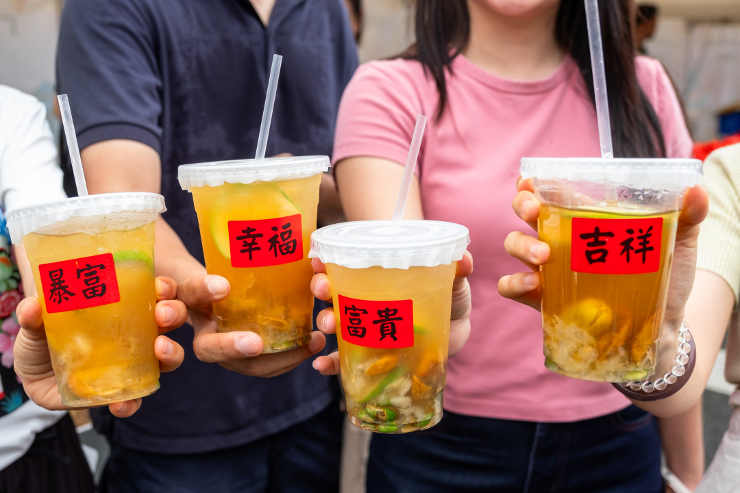 用了沙田香水柠檬加鸡心黄皮调制出来的海盐黄皮柠檬茶。