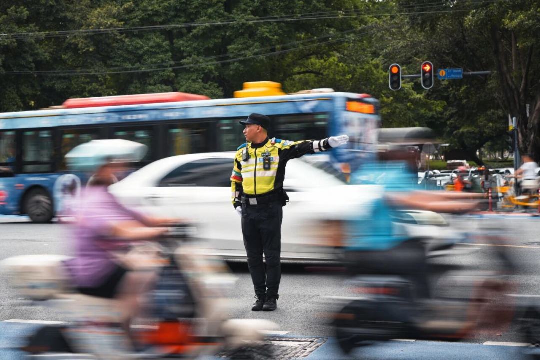 交警