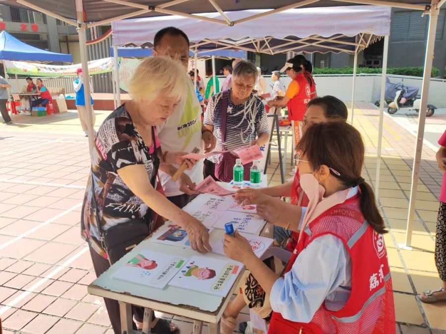 居民参与“护耳大配对·知识翻翻乐”游戏.jpg