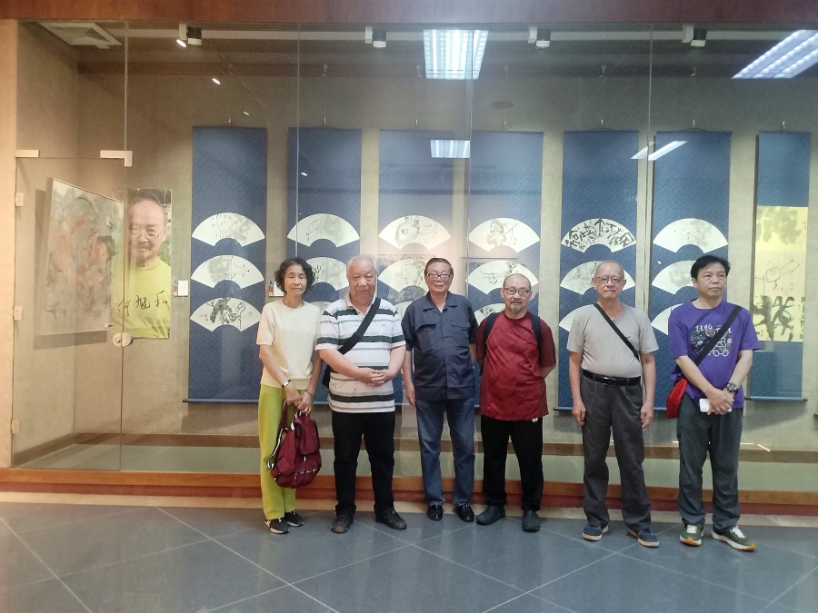 何旭和(右三)与参观者合影。