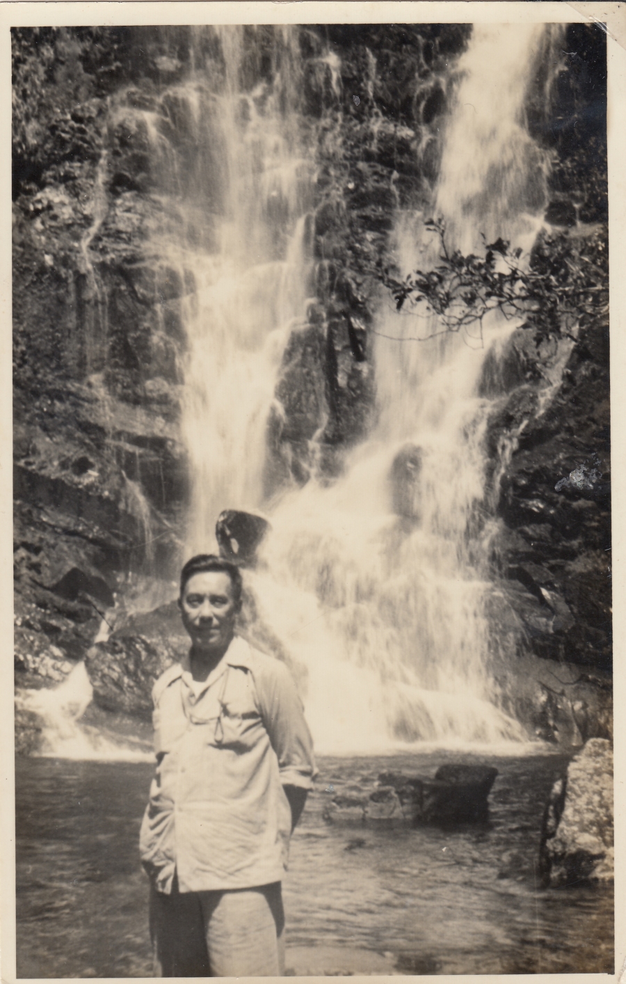 1956年，陈焕镛在鼎湖山飞水潭（陈都 提供）
