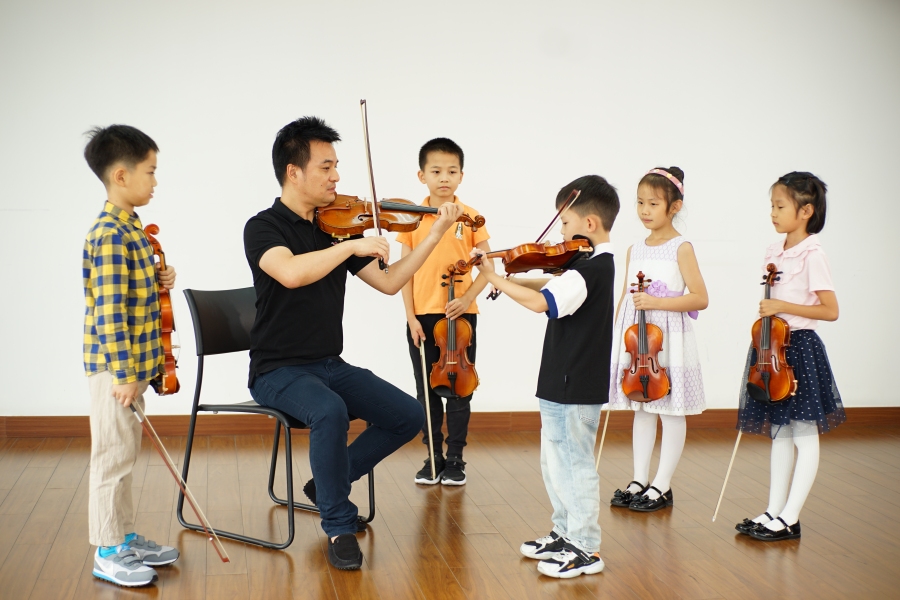 小提琴导师彭珂(广州交响乐团乐团首席)在少年基础班小提琴声部授课(摄影:李乐为)
