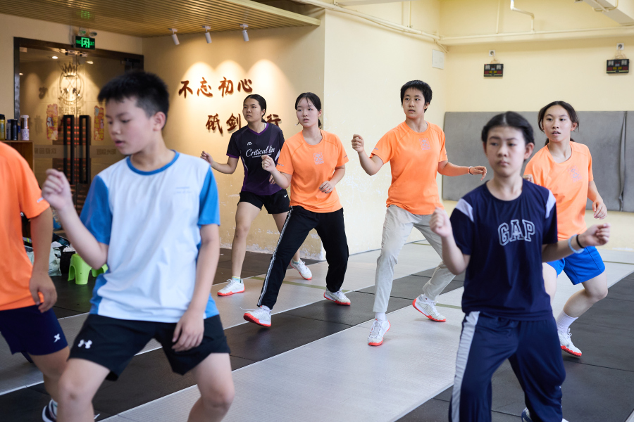 汤乐文几乎每天都会在剑馆训练几个小时。
