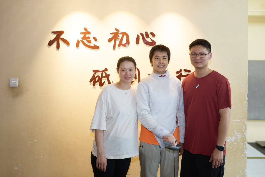 汤乐文和带了自己十年的两位击剑教练合影。
