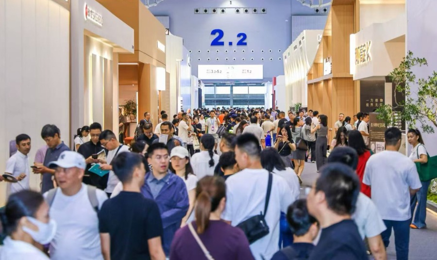 展会首日,场馆内人流如织。