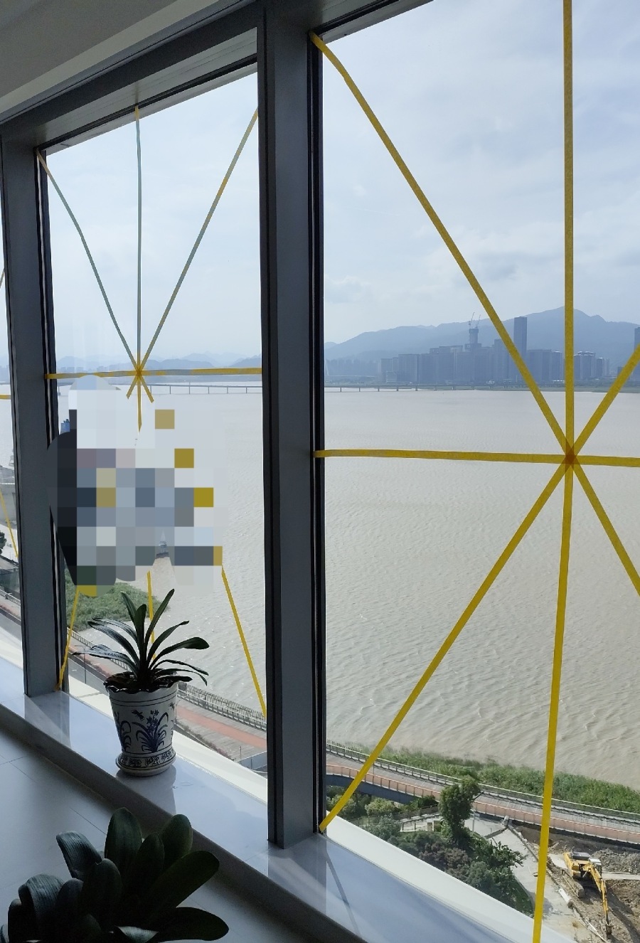 浙江温州市民加固窗户防范台风