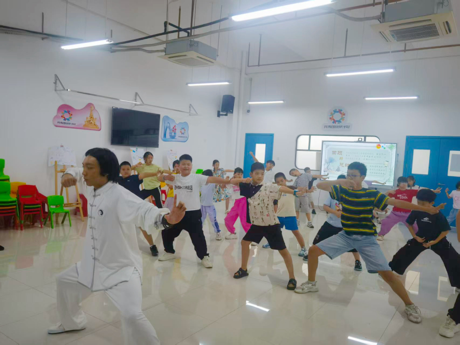 学员跟随广州中医药大学老师联系八段锦。
