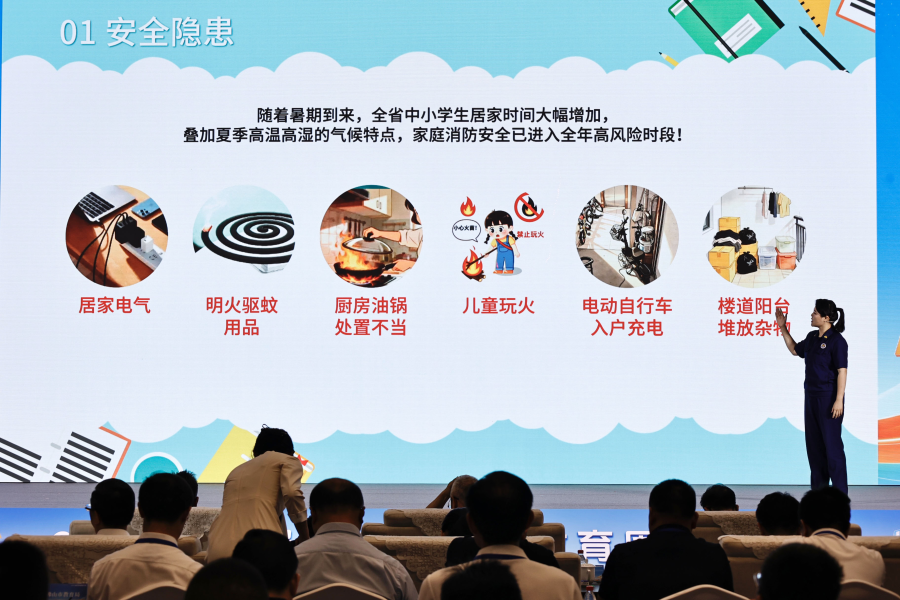 暑假将至,7月10日,为全方位守护青少年假期平安,广东省教育厅、省公安厅、省自然资源厅、省水利厅、省文化和旅游厅、省应急管理厅、省消防救援局、团省委联合举办2026年“暑假安全宣传教育周”活动。
活动以“同守护 共成长”为主题,通过互动问答、专家精讲等趣味易懂的形式,传授安全隐患识别、应急避险、自救互救等实用知识。
上线暑假安全亲子课,聚焦交通安全、运动伤害、居家安全、网络安全四大板块,助力亲子规避假期各类安全风险,守护平安暑假。
活动设置启动仪式暨暑假安全总动员、暑期安全亲子课程录制、安全主题班会展示等环节。
文/广州日报新花城记者:高鹤涛
图/广州日报新花城记者:高鹤涛