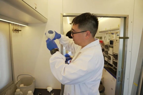 应急供水支援人员投入高强度勘查制水作业