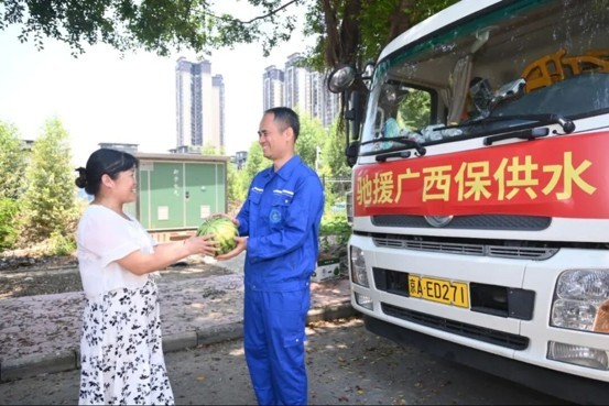 市民为应急供水队伍送来西瓜等解暑物资