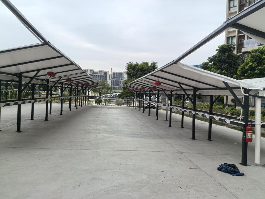 回迁房建起电动车停车棚1