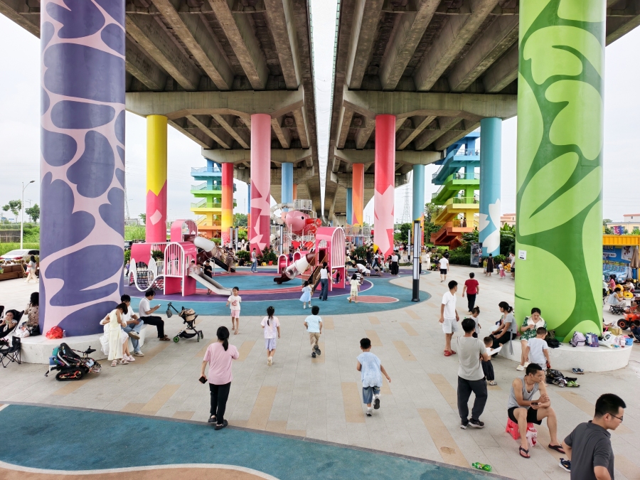 高大宽敞的桥下空间被改造成多彩的儿童游乐空间,非常受市民欢迎。