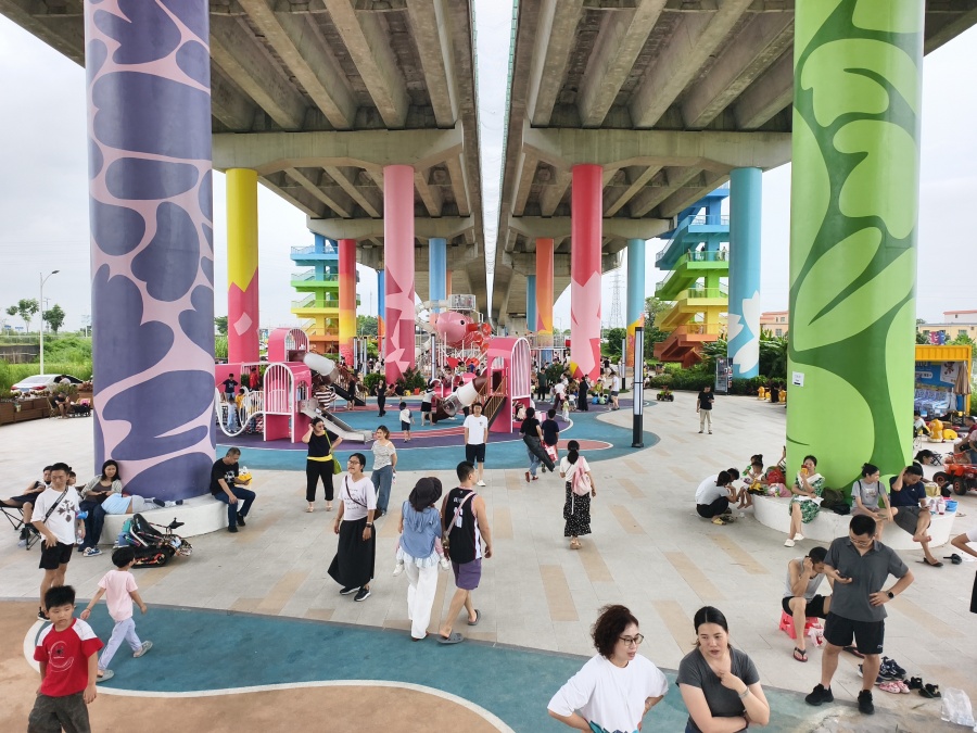 高大宽敞的桥下空间被改造成多彩的儿童游乐空间,非常受市民欢迎。