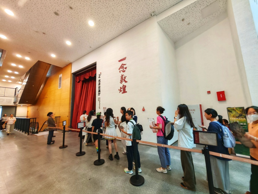 为响应广州发展夜间经济的号召,全国首个敦煌展览主题真人NPC限定夜场——《敦煌奇妙夜》7月23日18:00~20:30在广州艺博院启动。