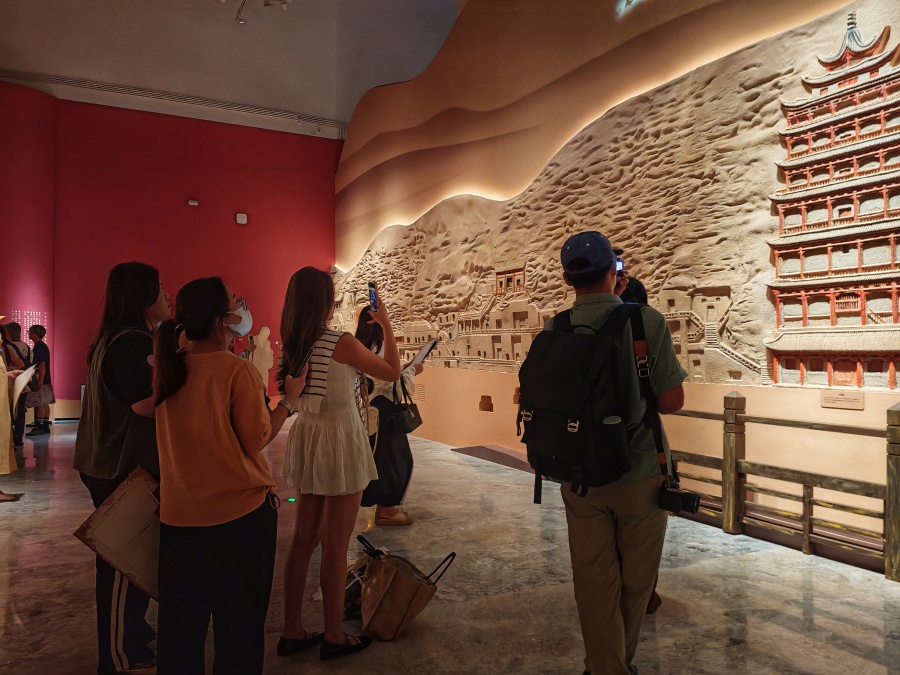 为响应广州发展夜间经济的号召,全国首个敦煌展览主题真人NPC限定夜场——《敦煌奇妙夜》7月23日18:00~20:30在广州艺博院启动。