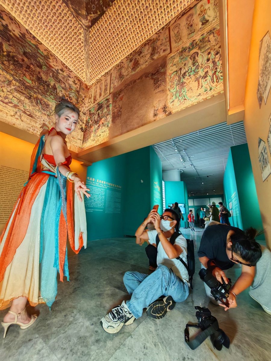 为响应广州发展夜间经济的号召,全国首个敦煌展览主题真人NPC限定夜场——《敦煌奇妙夜》7月23日18:00~20:30在广州艺博院启动。