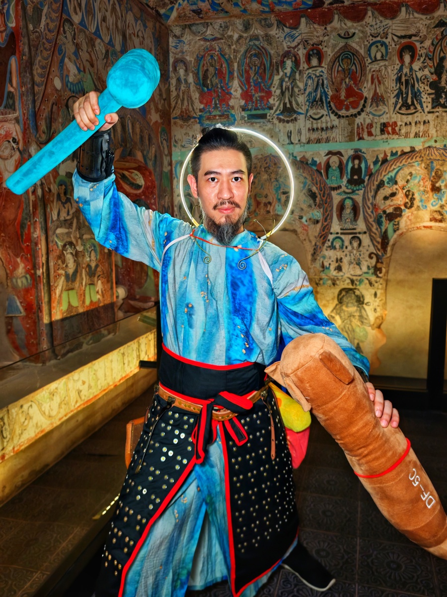 为响应广州发展夜间经济的号召,全国首个敦煌展览主题真人NPC限定夜场——《敦煌奇妙夜》7月23日18:00~20:30在广州艺博院启动。