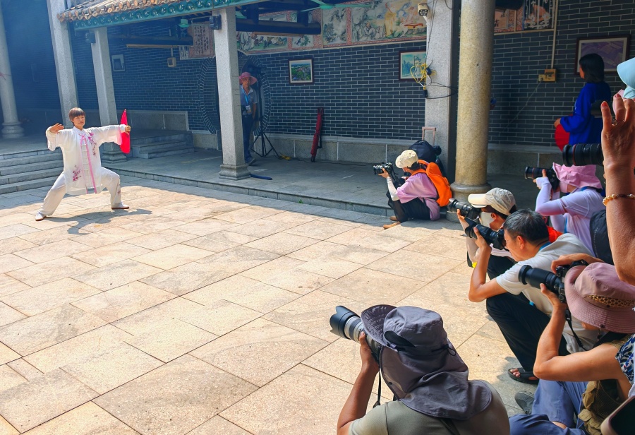 广州增城石滩镇近日举办了第五届“荔韵风华”大型摄影采风活动与佳能大篷车公益摄影课堂。