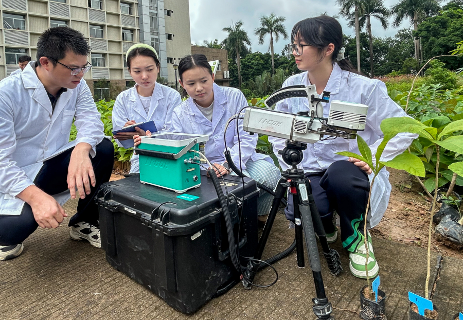 7月17日,中国林业科学研究院热带林业研究所,广州市公用事业技师学院的学生协助科研人员进行数据采集。在这场“技能+科研”的跨界融合中,市公用与热林所的“技研”合作成为广东技工院校“技研”实践的生动范本。图/广州日报新花城记者:廖雪明
