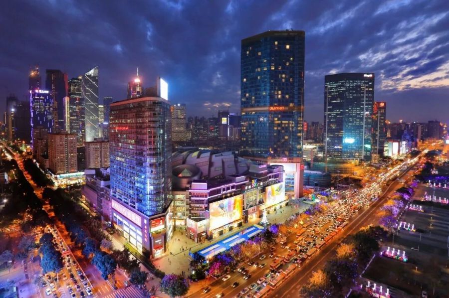 从北京路千年古道上的熙攘人潮,到珠江新城流光溢彩的顶级商圈;从老西关街巷里升腾的市井烟火,到琶洲展馆内汇聚的全球商机……在广州,传统与现代交织,本土与国际交融。