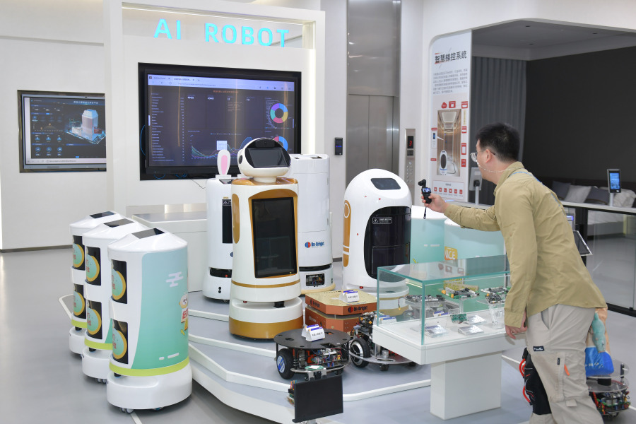 图为昂宝的康养机器人