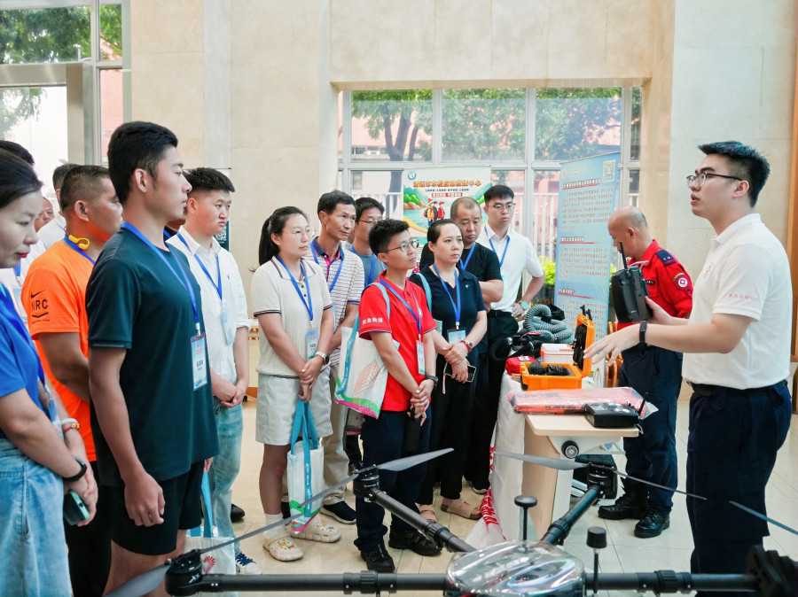 学员聆听应急救援装备讲解。