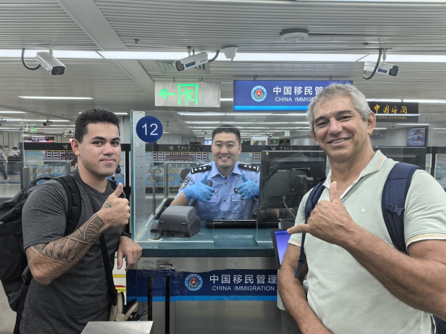 罗湖边检站民警验放外籍旅客2