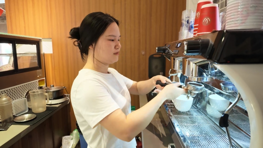 黄女士在为客人制作咖啡