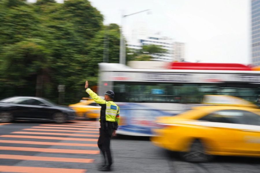 交警1